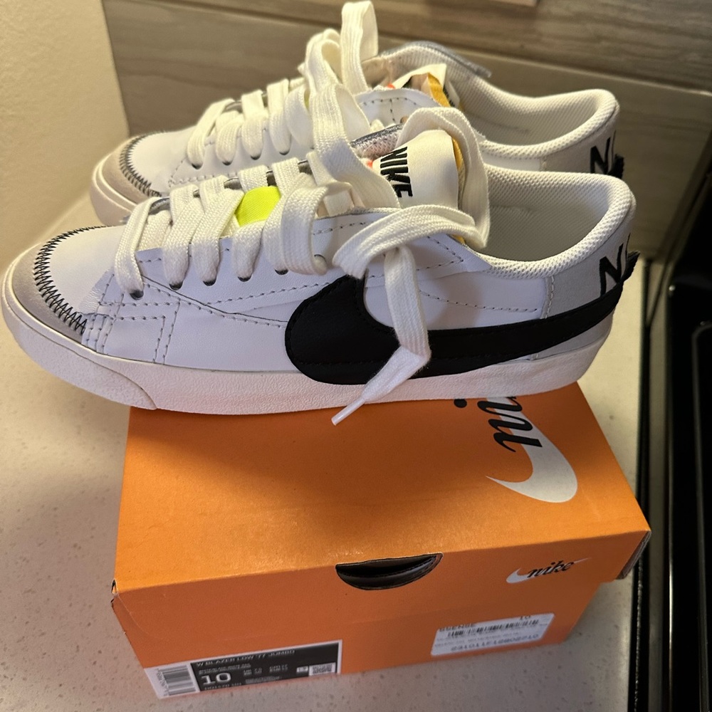 BRAND NEW NIKE WHITE BLAZER ‘77 JUMBO LOW SNEAKERS